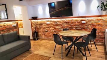 Departamento Deluxe | Área de sala de estar | Smart TV de 123 cm con canales digitales, televisión y Netflix