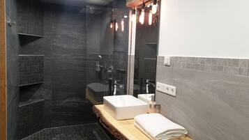 Kostenlose Toilettenartikel, Haartrockner, Handtücher, Seife