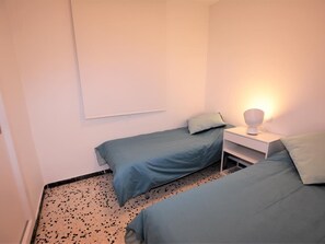 2 soverom, strykejern/-brett, internettilgang og sengetøy