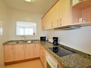 Kjøleskap, mikrobølgeovn, ovn og kaffetrakter/tekoker