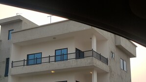 A multi-story building with balconies and windows. - R&Rhome appartement meublé (Cotonou)