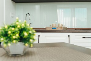 Studio Design | Eget kök | Kylskåp, mikrovågsugn, spishäll och vattenkokare