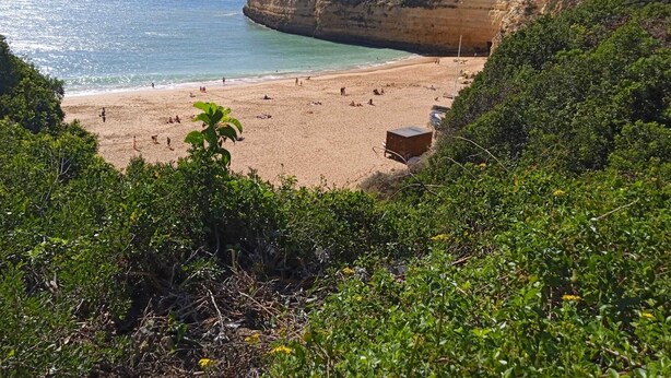 A beach with a cliff and a small building. - Romantic farm house with great garden (Peral)