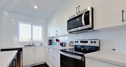 Modern 4 Bedroom House for 8 Guests in Red Deer ~ Games Room, Fire Pit, A/C, BBQ
