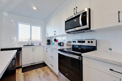 Modern 4 Bedroom House for 8 Guests in Red Deer ~ Games Room, Fire Pit, A/C, BBQ