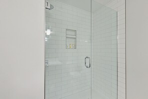 Shower, hair dryer, towels, soap - Modern 4 Bedroom House for 8 Guests in Red Deer ~ Games Room, Fire Pit, A/C, BBQ (Red Deer)