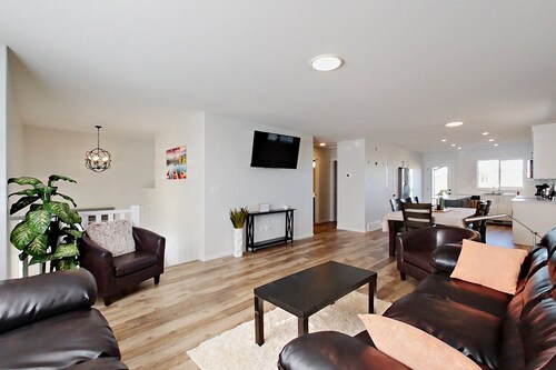 Modern 4 Bedroom House for 8 Guests in Red Deer ~ Games Room, Fire Pit, A/C, BBQ