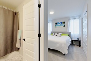 4 bedrooms, iron/ironing board, free WiFi, bed sheets