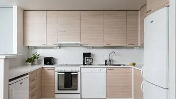 Jääkaappi, mikroaaltouuni, uuni, liesi