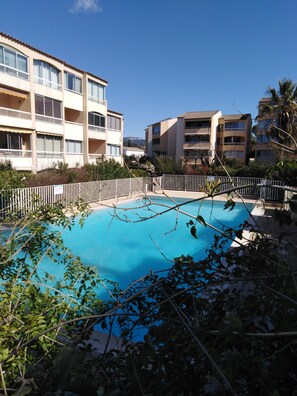 Outdoor pool - 24m2 studio in private property with swimming pool and private parking space. (Sanary-sur-Mer)