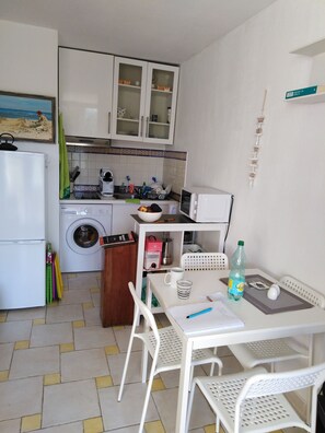 Een koelkast, een magnetron, een oven, een koffiezetapparaat/waterkoker