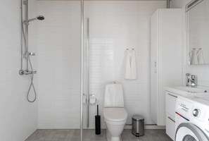 Dusche, Haartrockner, Handtücher, Seife