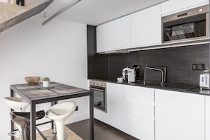 Refrigerador, microondas, lavavajillas y cafetera y tetera