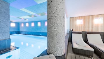 Innenpool, Außenpool, geöffnet von 08:00 Uhr bis 20:00 Uhr, Liegestühle