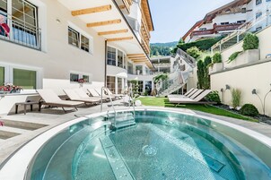 室内游泳池，室外游泳池，08:00 至 20:00 开放，日光浴躺椅