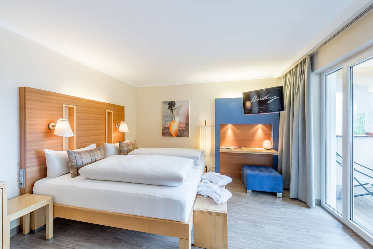Deluxe Double Room (30qm) | 1 bedroom, hypo-allergenic bedding, in-room safe, desk