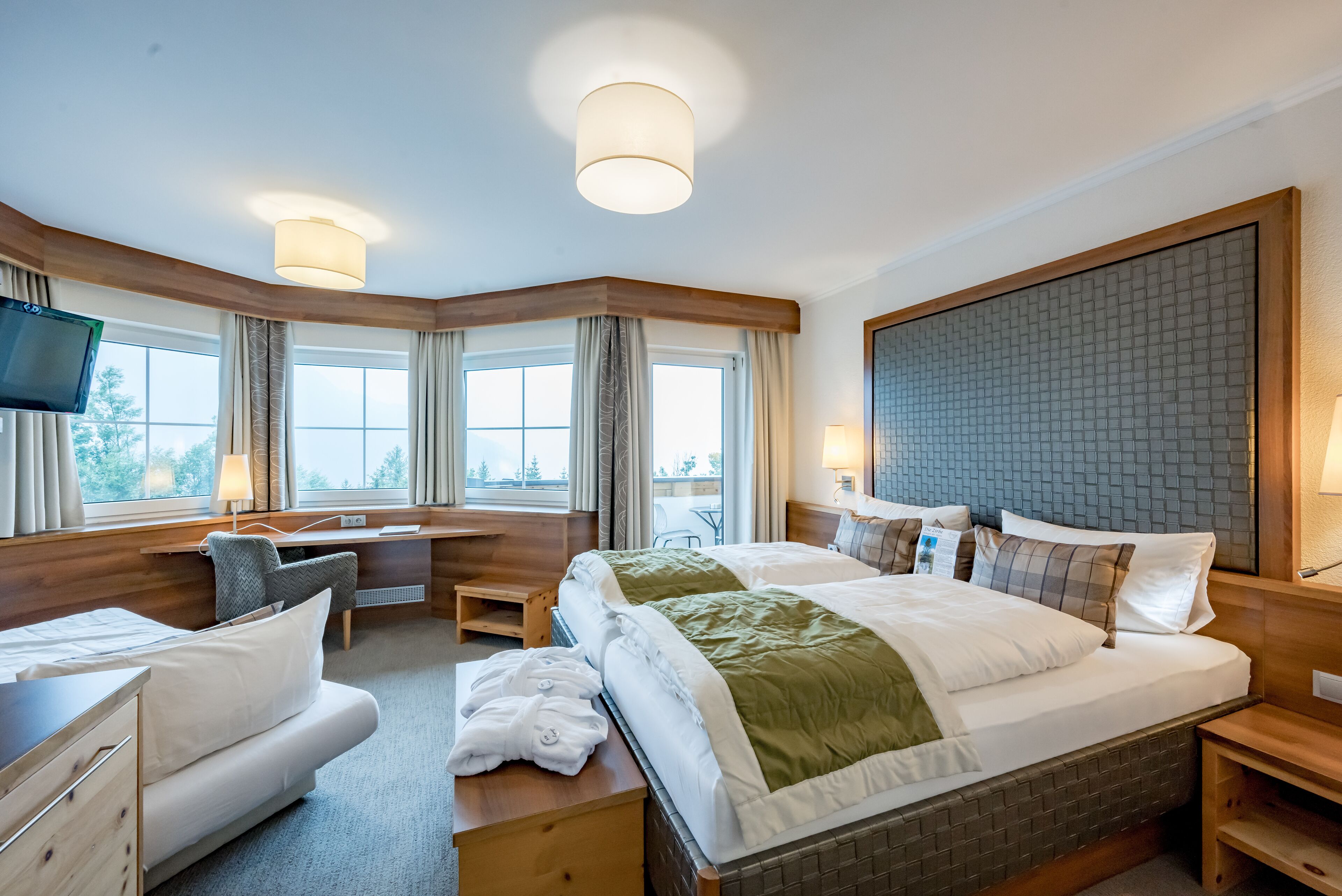 Deluxe Double Room (30qm) | Hypo-allergenic bedding, in-room safe, desk, laptop workspace