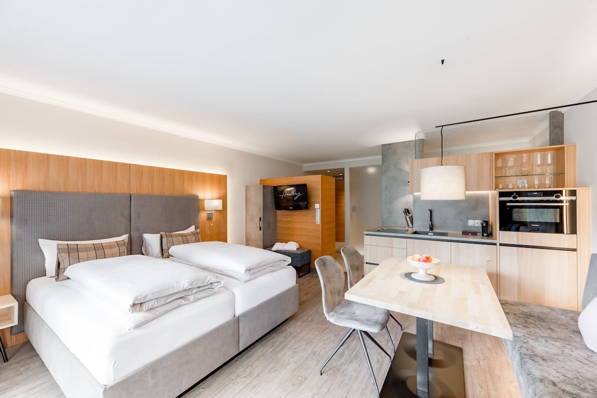 Deluxe Studio (40qm) | 1 bedroom, hypo-allergenic bedding, in-room safe, desk