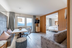 Deluxe Studio (40qm) | Hypo-allergenic bedding, in-room safe, desk, laptop workspace - Hotel Andy (Jerzens)