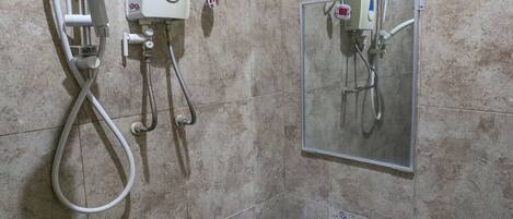 Un baño con lavamanos pedestal, cabezal de ducha de mano y espejo montado en la pared.