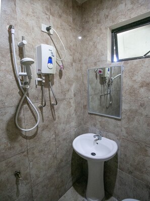 Standard Double Room | Bathroom | Shower, rainfall showerhead, bidet, towels - Rjat Guesthouse (Calamba)
