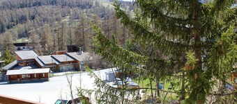 Cozy 1-Bedroom Apartment, Sleeps 6, Steps from Ski Lifts & Shops in Vars Les Claux
