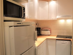 Fridge, microwave, stovetop, dishwasher - Cozy 1-Bedroom Apartment, Sleeps 6, Steps from Ski Lifts & Shops in Vars Les Claux (Vars)