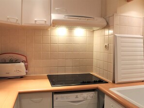 Réfrigérateur, micro-ondes, plaque de cuisson, lave-vaisselle