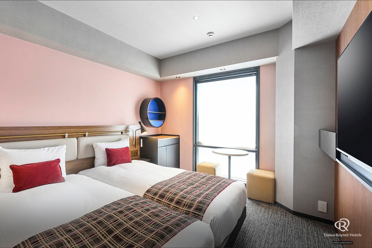 Twin Room | Premium bedding, down duvets, in-room safe, desk