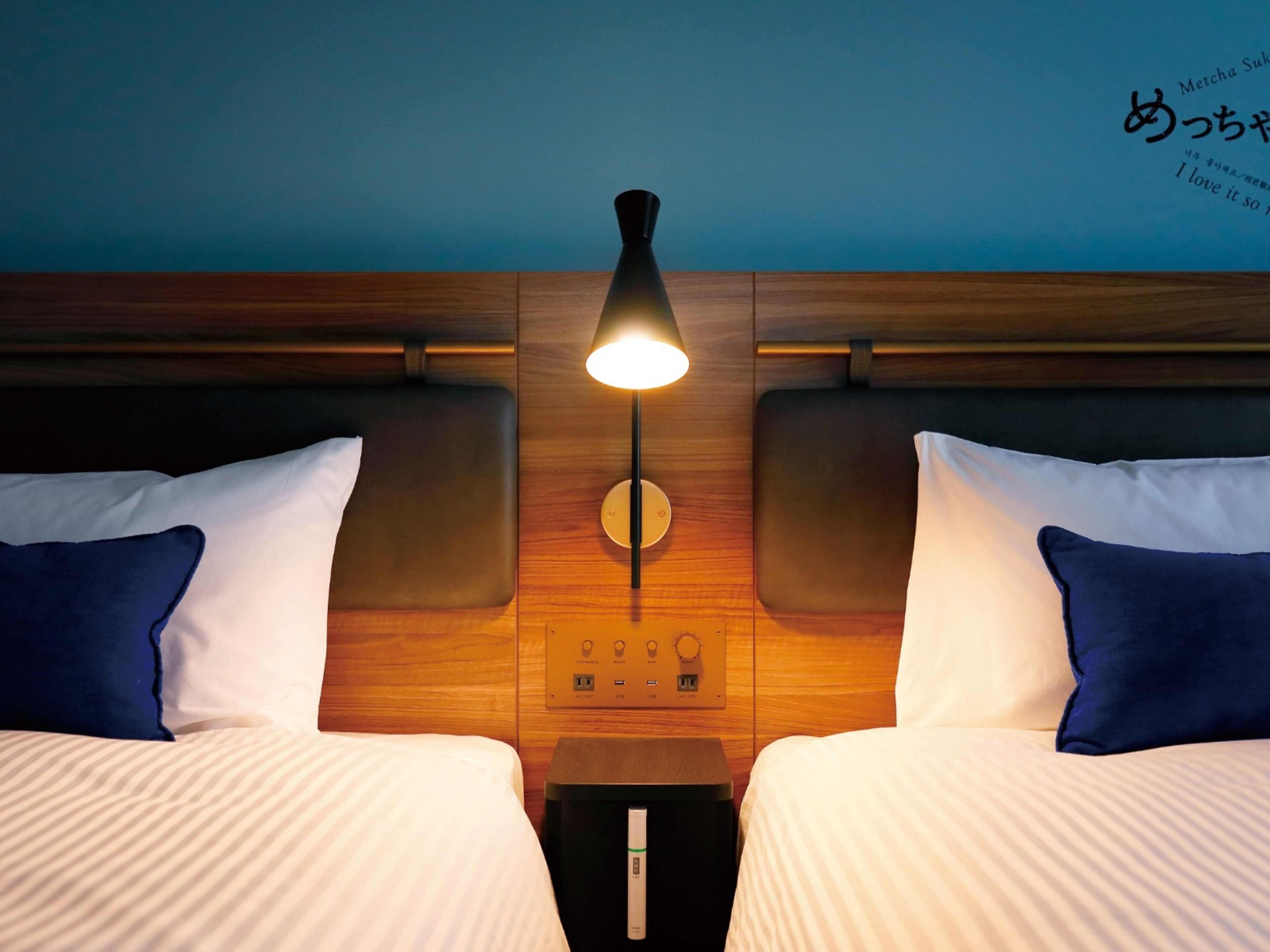 premium bedding, down duvets, in-room safe, desk