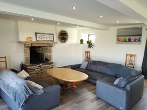 Stuga | Vardagsrum | Platt-tv och ett bordtennisbord