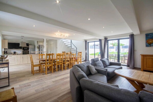 Stuga | Vardagsrum | Platt-tv och ett bordtennisbord