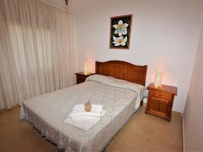 3 bedrooms, iron/ironing board, Internet, bed sheets - Apartament Suiza - Calafell (Calafell)