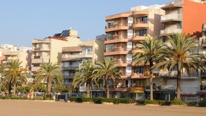 A multi-story residential building with balconies and solar panels. - Apartament Suiza - Calafell (Calafell)