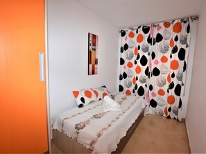 3 slaapkamers, een strijkplank/strijkijzer, internet, beddengoed