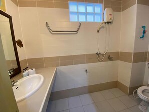 Dusch, gratis toalettartiklar, handdukar och tvål