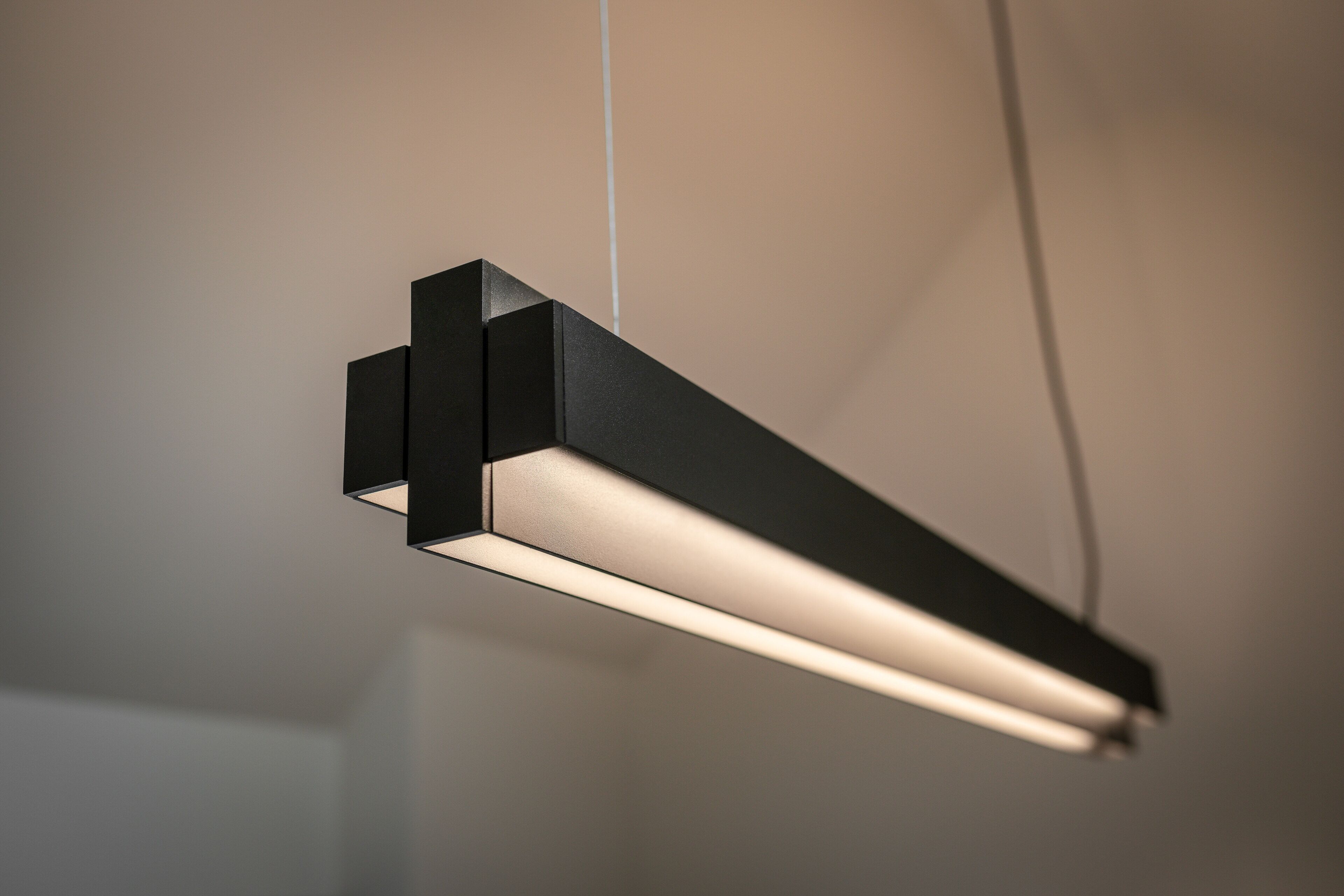 Una lámpara colgante moderna con un diseño minimalista.