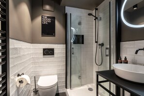 Bruser, hårtørrer, håndklæder, Sæbe