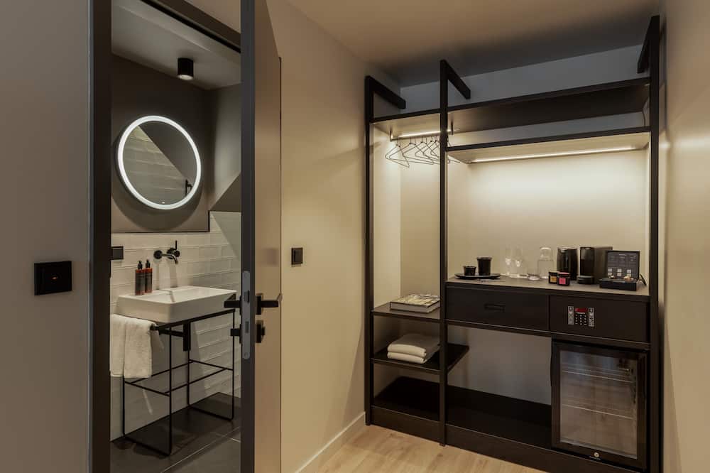 THE ADAMS- Self Check in Hotel