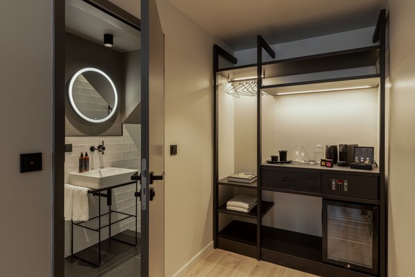 Double Room (5) | Bathroom | Shower, hair dryer, towels, soap - THE ADAMS- Self Check in Hotel (Baden-Baden)