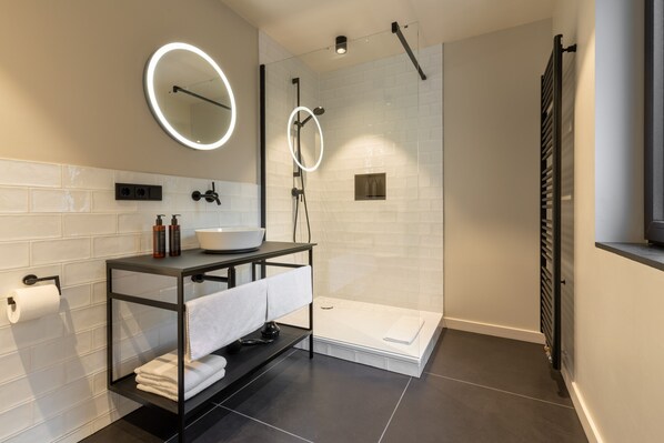 Dobbeltværelse (1) | Badeværelse | Bruser, hårtørrer, håndklæder, Sæbe