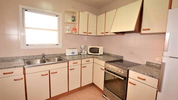 Fridge, microwave, oven, coffee/tea maker