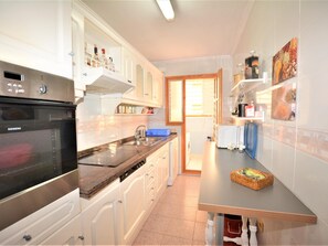 Kühlschrank, Mikrowelle, Ofen, Geschirrspüler