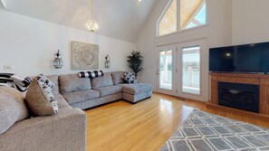 TV, table football - 4 Bedrooms, 1 Flex Rooms, 5 Bathrooms!  <br>SANDY BEACH & HOT TUB!  A Real "Family Retreat"! (Huddleston)