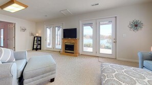 TV, table football - 4 Bedrooms, 1 Flex Rooms, 5 Bathrooms!  <br>SANDY BEACH & HOT TUB!  A Real "Family Retreat"! (Huddleston)