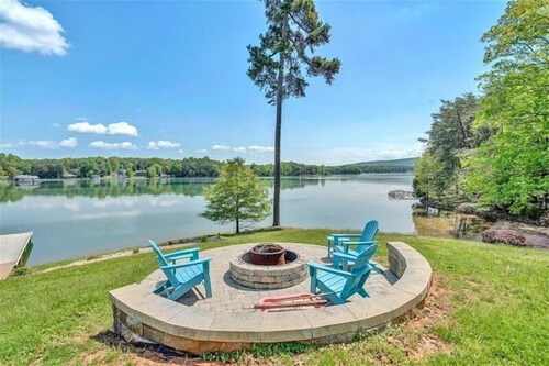 4 Bedrooms, 1 Flex Rooms, 5 Bathrooms!  <br>SANDY BEACH & HOT TUB!  A Real "Family Retreat"!