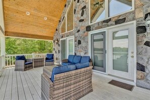 Terrace/patio - 4 Bedrooms, 1 Flex Rooms, 5 Bathrooms!  <br>SANDY BEACH & HOT TUB!  A Real "Family Retreat"! (Huddleston)