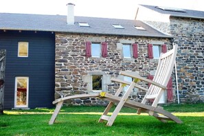 Courtyard - La Grange de l'Ardeyrol (Saint-Clément)