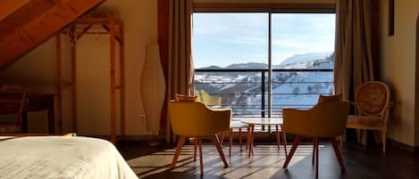 Habitación cuádruple familiar | Decoración personalizada, muebles diferentes, escritorio y cunas