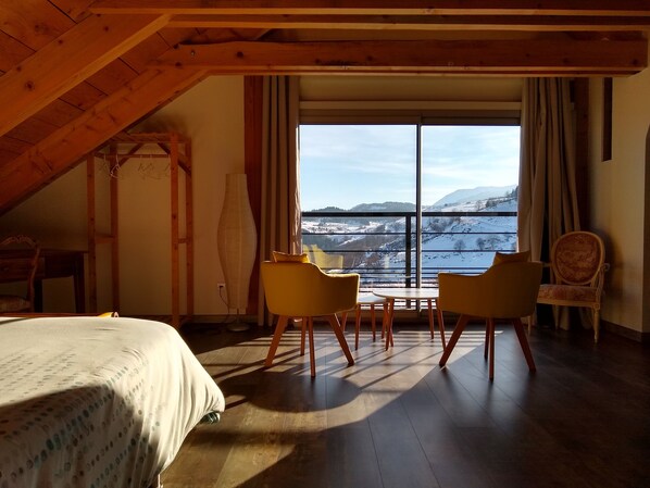 Family Quadruple Room | Individually decorated, individually furnished, desk, cribs/infant beds - La Grange de l'Ardeyrol (Saint-Clément)